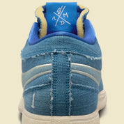Nike Book 1 Blue Blood à silhouette basse, avec tige textile multicouche dans différentes nuances de bleu, amorti Zoom Air et semelle en caoutchouc adhérente.