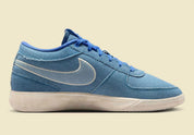Nike Book 1 Blue Blood à silhouette basse, avec tige textile multicouche dans différentes nuances de bleu, amorti Zoom Air et semelle en caoutchouc adhérente.
