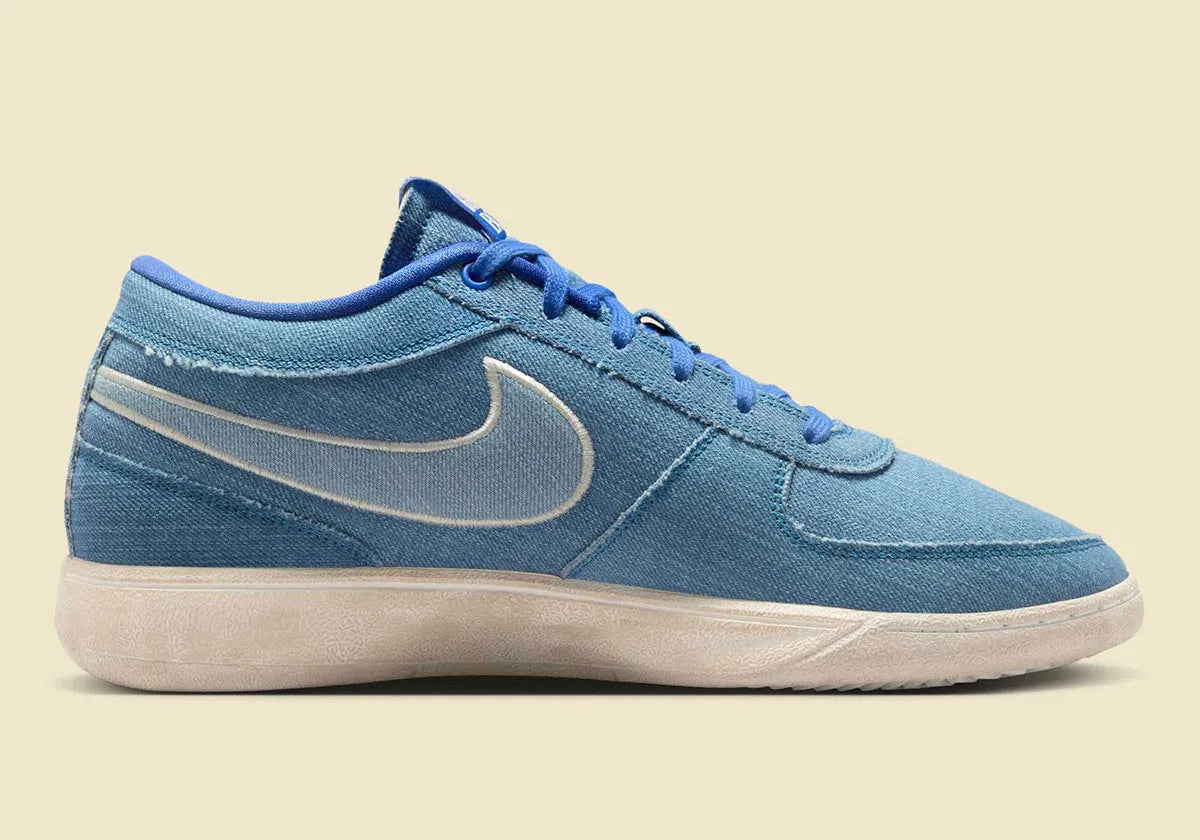 Nike Book 1 Blue Blood à silhouette basse, avec tige textile multicouche dans différentes nuances de bleu, amorti Zoom Air et semelle en caoutchouc adhérente.