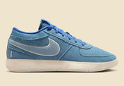 Nike Book 1 Blue Blood à silhouette basse, avec tige textile multicouche dans différentes nuances de bleu, amorti Zoom Air et semelle en caoutchouc adhérente.
