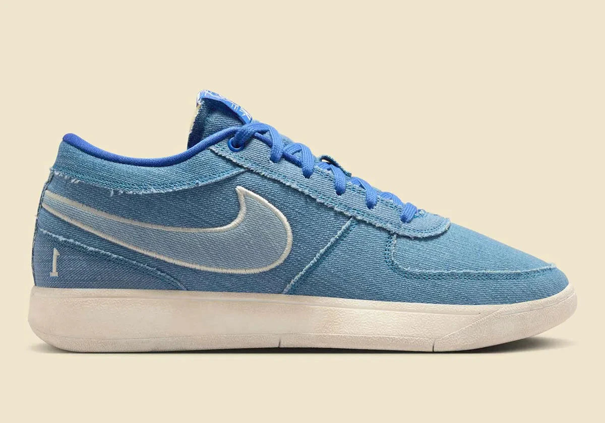 Nike Book 1 Blue Blood à silhouette basse, avec tige textile multicouche dans différentes nuances de bleu, amorti Zoom Air et semelle en caoutchouc adhérente.