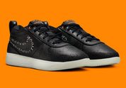 Nike Book 1 Halloween à silhouette basse, avec tige multicouche aux tons sombres, détails thématiques subtils, amorti Zoom Air et semelle extérieure en caoutchouc adhérente.