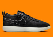 Nike Book 1 Halloween à silhouette basse, avec tige multicouche aux tons sombres, détails thématiques subtils, amorti Zoom Air et semelle extérieure en caoutchouc adhérente.