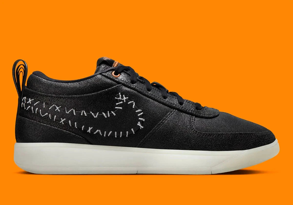 Nike Book 1 Halloween à silhouette basse, avec tige multicouche aux tons sombres, détails thématiques subtils, amorti Zoom Air et semelle extérieure en caoutchouc adhérente.