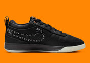 Nike Book 1 Halloween à silhouette basse, avec tige multicouche aux tons sombres, détails thématiques subtils, amorti Zoom Air et semelle extérieure en caoutchouc adhérente.