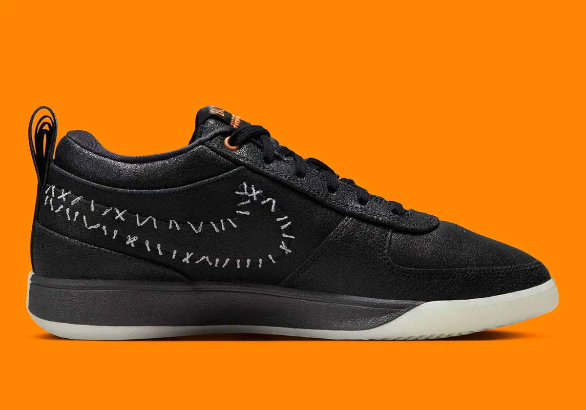 Nike Book 1 Halloween à silhouette basse, avec tige multicouche aux tons sombres, détails thématiques subtils, amorti Zoom Air et semelle extérieure en caoutchouc adhérente.