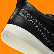 Nike Book 1 Halloween à silhouette basse, avec tige multicouche aux tons sombres, détails thématiques subtils, amorti Zoom Air et semelle extérieure en caoutchouc adhérente.