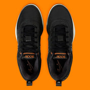 Nike Book 1 Halloween à silhouette basse, avec tige multicouche aux tons sombres, détails thématiques subtils, amorti Zoom Air et semelle extérieure en caoutchouc adhérente.