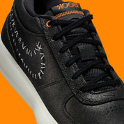 Nike Book 1 Halloween à silhouette basse, avec tige multicouche aux tons sombres, détails thématiques subtils, amorti Zoom Air et semelle extérieure en caoutchouc adhérente.