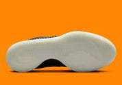 Nike Book 1 Halloween à silhouette basse, avec tige multicouche aux tons sombres, détails thématiques subtils, amorti Zoom Air et semelle extérieure en caoutchouc adhérente.