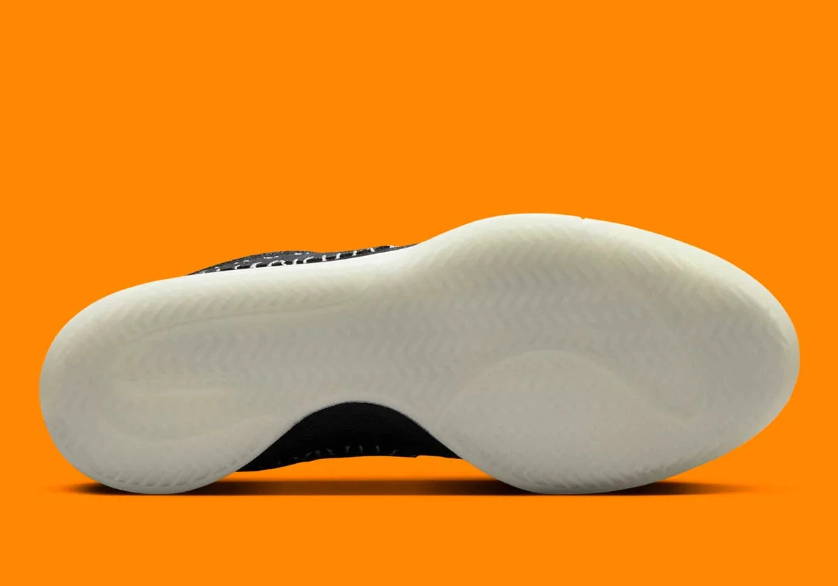 Nike Book 1 Halloween à silhouette basse, avec tige multicouche aux tons sombres, détails thématiques subtils, amorti Zoom Air et semelle extérieure en caoutchouc adhérente.