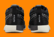 Nike Book 1 Halloween à silhouette basse, avec tige multicouche aux tons sombres, détails thématiques subtils, amorti Zoom Air et semelle extérieure en caoutchouc adhérente.