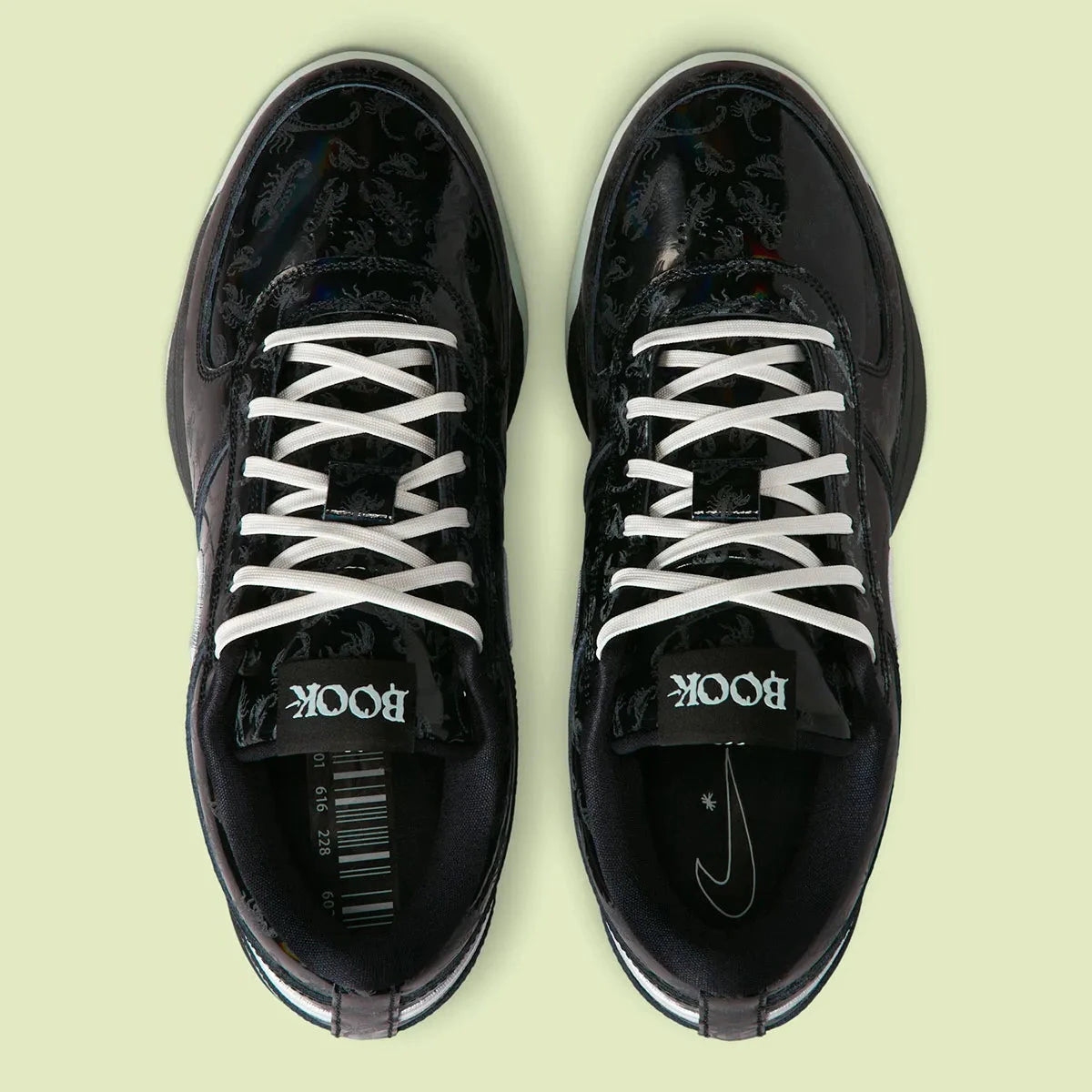 Nike Book 1 Halloween 2025 à silhouette basse, avec tige technique sombre et contrastée, empiècements structurés, amorti Zoom Air et semelle en caoutchouc adhérente.