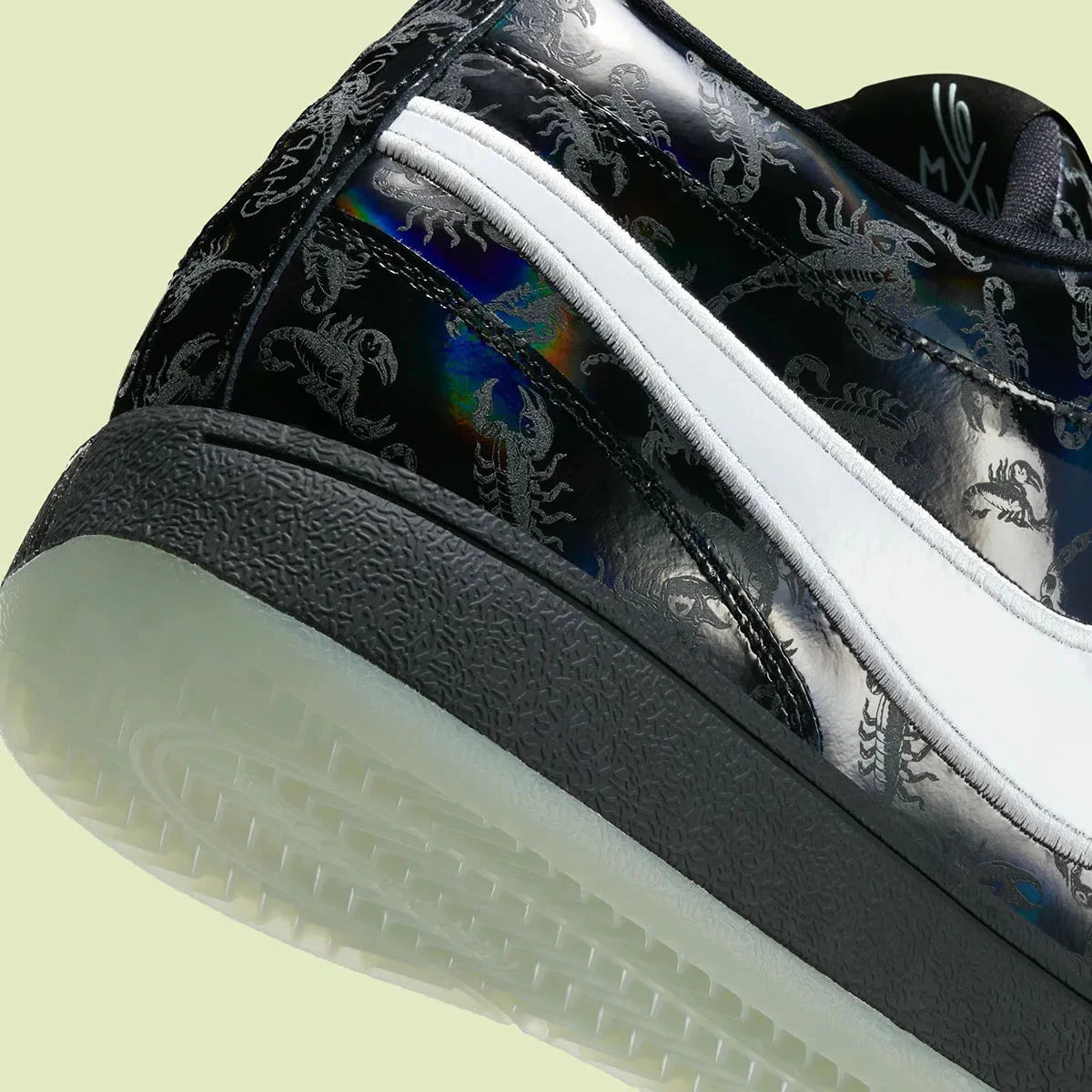 Nike Book 1 Halloween 2025 à silhouette basse, avec tige technique sombre et contrastée, empiècements structurés, amorti Zoom Air et semelle en caoutchouc adhérente.