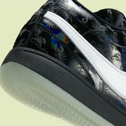 Nike Book 1 Halloween 2025 à silhouette basse, avec tige technique sombre et contrastée, empiècements structurés, amorti Zoom Air et semelle en caoutchouc adhérente.
