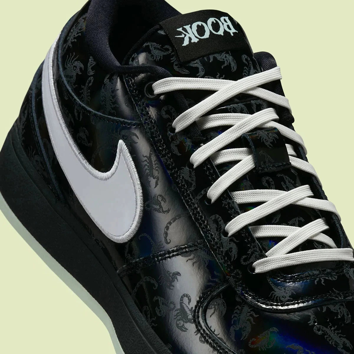 Nike Book 1 Halloween 2025 à silhouette basse, avec tige technique sombre et contrastée, empiècements structurés, amorti Zoom Air et semelle en caoutchouc adhérente.