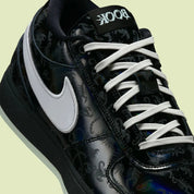 Nike Book 1 Halloween 2025 à silhouette basse, avec tige technique sombre et contrastée, empiècements structurés, amorti Zoom Air et semelle en caoutchouc adhérente.