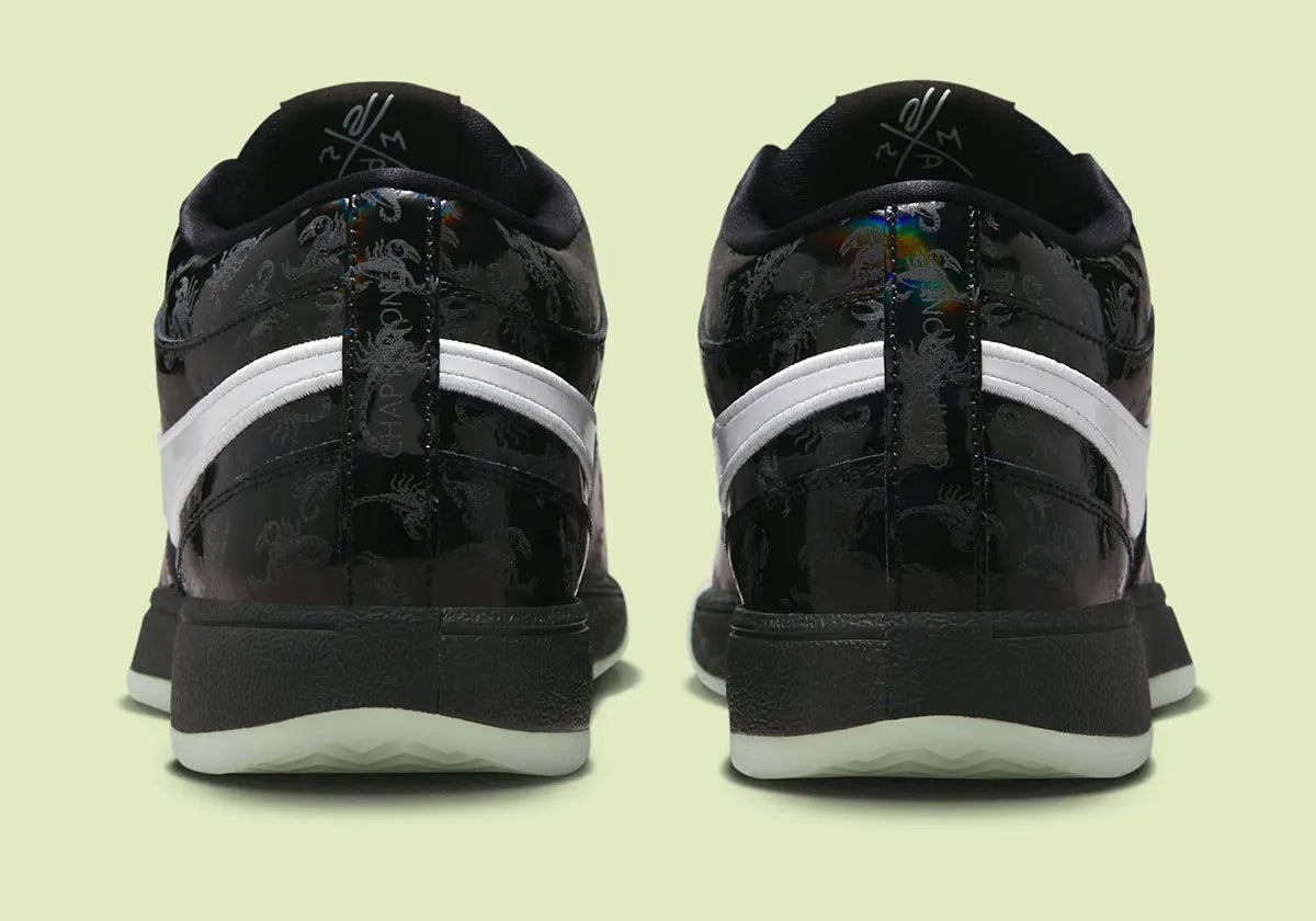 Nike Book 1 Halloween 2025 à silhouette basse, avec tige technique sombre et contrastée, empiècements structurés, amorti Zoom Air et semelle en caoutchouc adhérente.