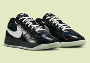 Nike Book 1 Halloween 2025 à silhouette basse, avec tige technique sombre et contrastée, empiècements structurés, amorti Zoom Air et semelle en caoutchouc adhérente.