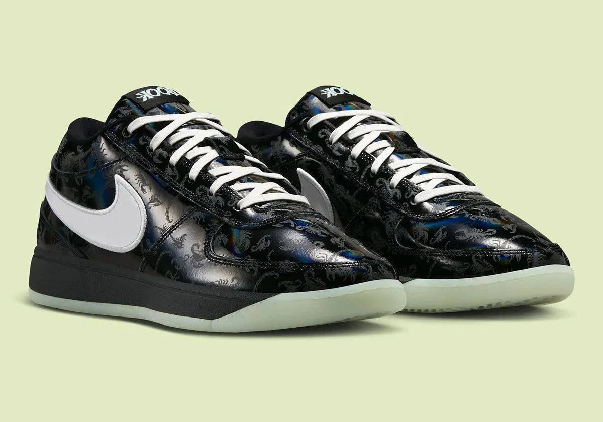 Nike Book 1 Halloween 2025 à silhouette basse, avec tige technique sombre et contrastée, empiècements structurés, amorti Zoom Air et semelle en caoutchouc adhérente.