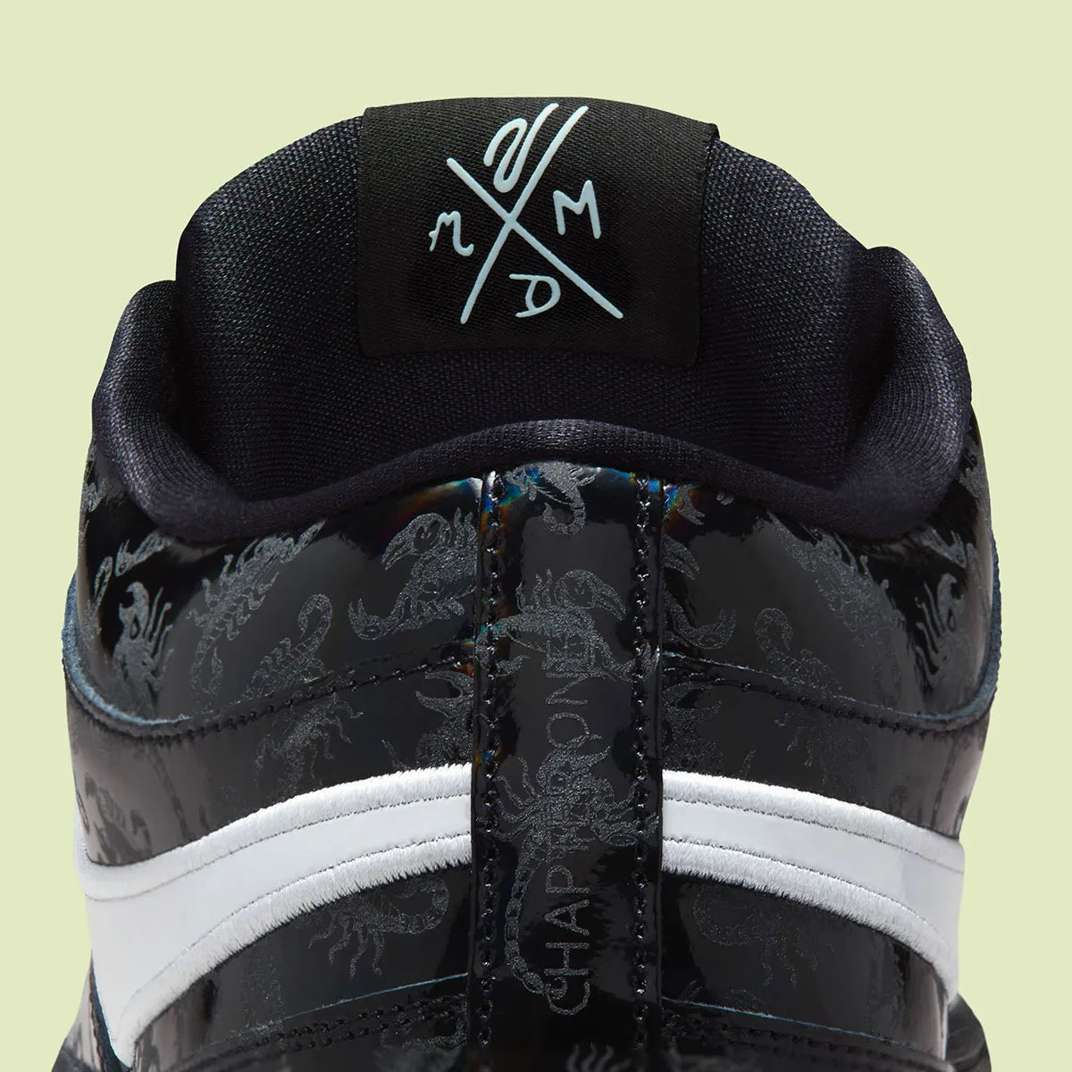 Nike Book 1 Halloween 2025 à silhouette basse, avec tige technique sombre et contrastée, empiècements structurés, amorti Zoom Air et semelle en caoutchouc adhérente.