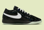 Nike Book 1 Halloween 2025 à silhouette basse, avec tige technique sombre et contrastée, empiècements structurés, amorti Zoom Air et semelle en caoutchouc adhérente.