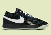 Nike Book 1 Halloween 2025 à silhouette basse, avec tige technique sombre et contrastée, empiècements structurés, amorti Zoom Air et semelle en caoutchouc adhérente.