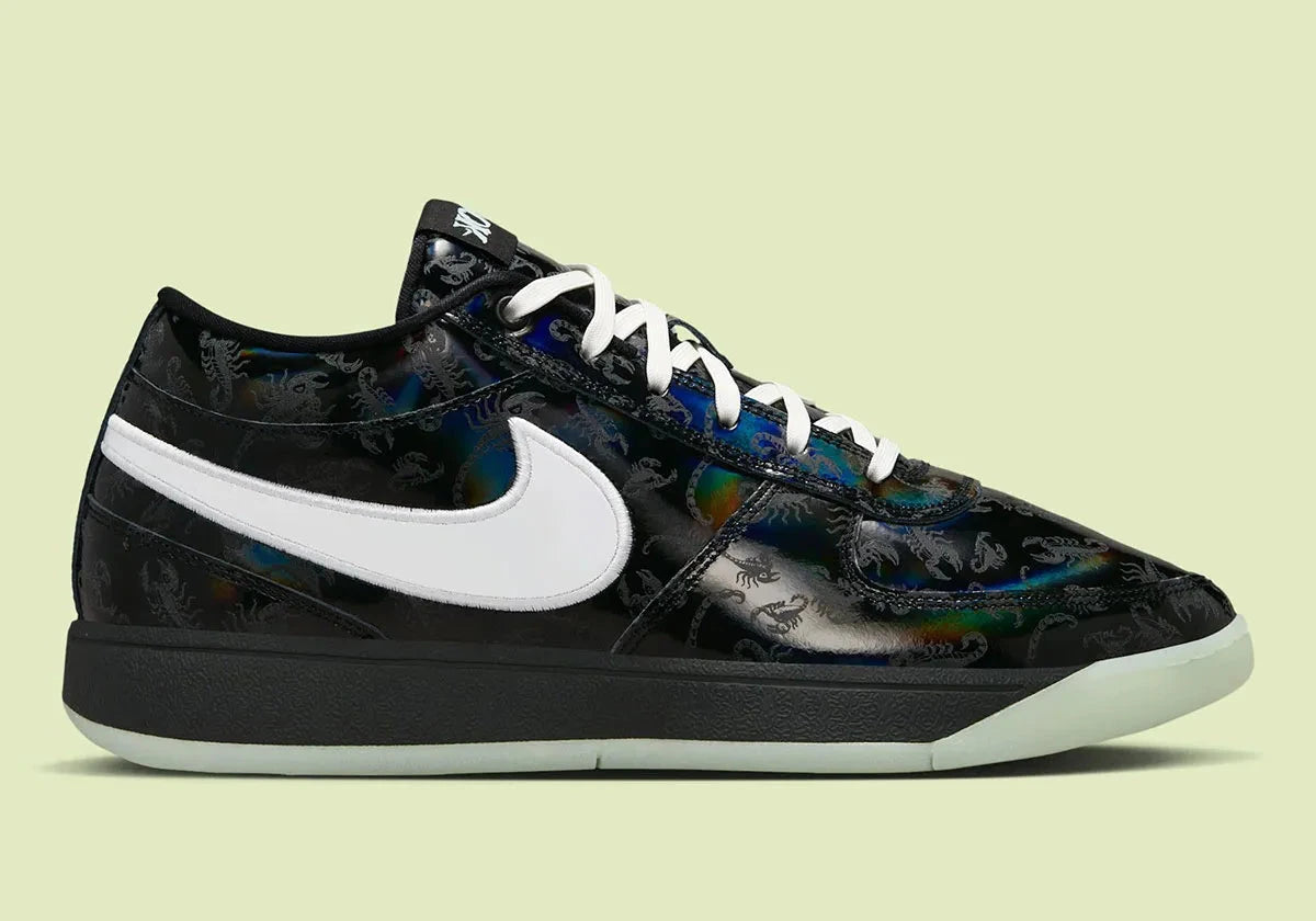 Nike Book 1 Halloween 2025 à silhouette basse, avec tige technique sombre et contrastée, empiècements structurés, amorti Zoom Air et semelle en caoutchouc adhérente.