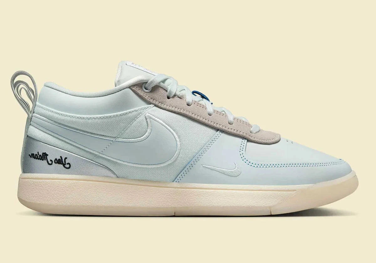  Nike Book 1 Moss Point à silhouette basse, avec tige textile multicouche aux détails contrastés, empiècements structurés, amorti Zoom Air et semelle extérieure adhérente.