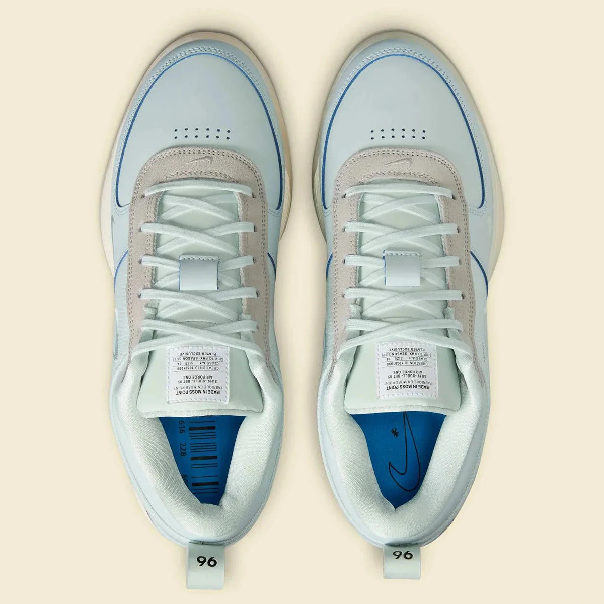 Nike Book 1 Moss Point à silhouette basse, avec tige textile multicouche aux détails contrastés, empiècements structurés, amorti Zoom Air et semelle extérieure adhérente.