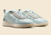 Nike Book 1 Moss Point à silhouette basse, avec tige textile multicouche aux détails contrastés, empiècements structurés, amorti Zoom Air et semelle extérieure adhérente.