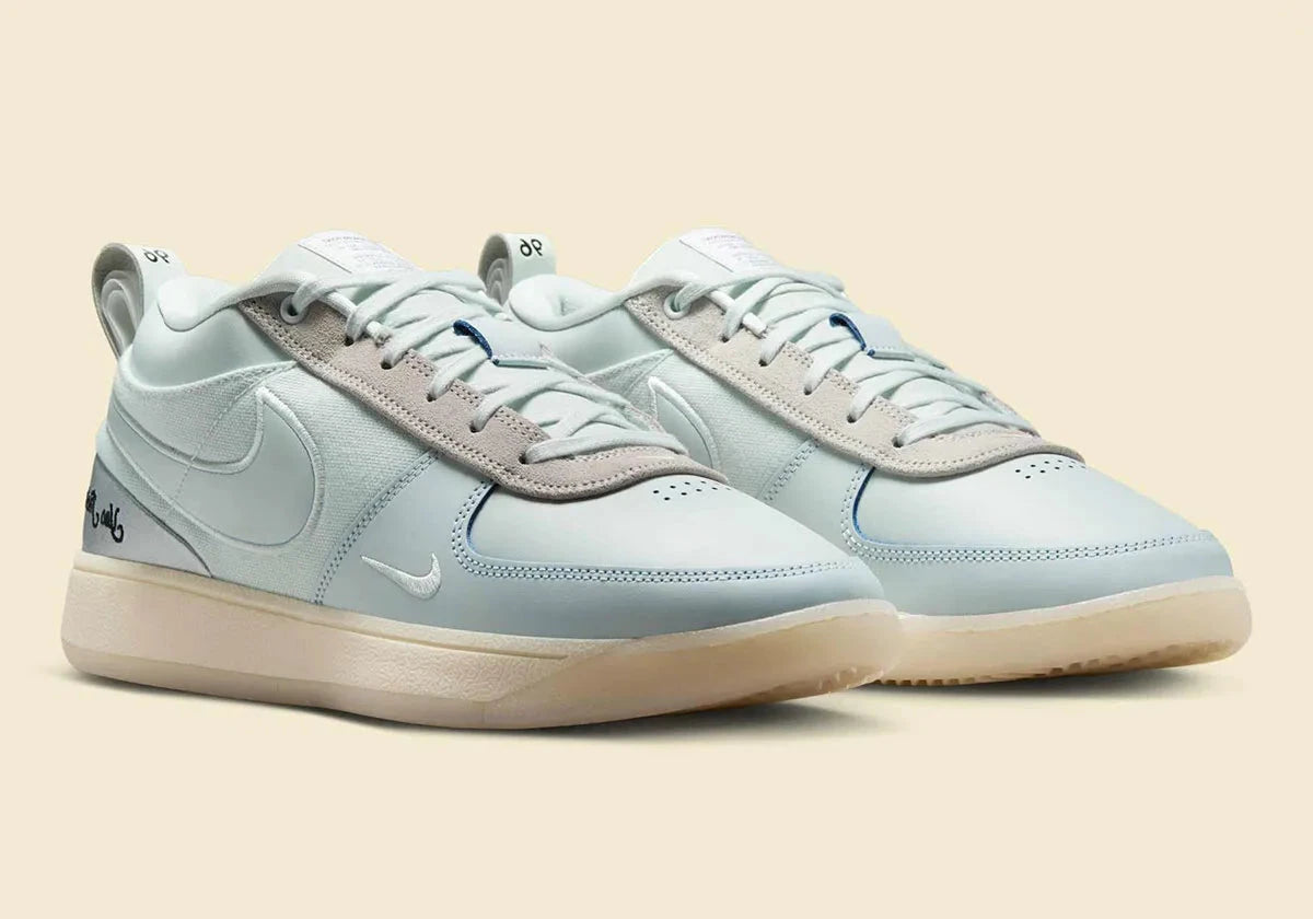Nike Book 1 Moss Point à silhouette basse, avec tige textile multicouche aux détails contrastés, empiècements structurés, amorti Zoom Air et semelle extérieure adhérente.