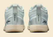 Nike Book 1 Moss Point à silhouette basse, avec tige textile multicouche aux détails contrastés, empiècements structurés, amorti Zoom Air et semelle extérieure adhérente.
