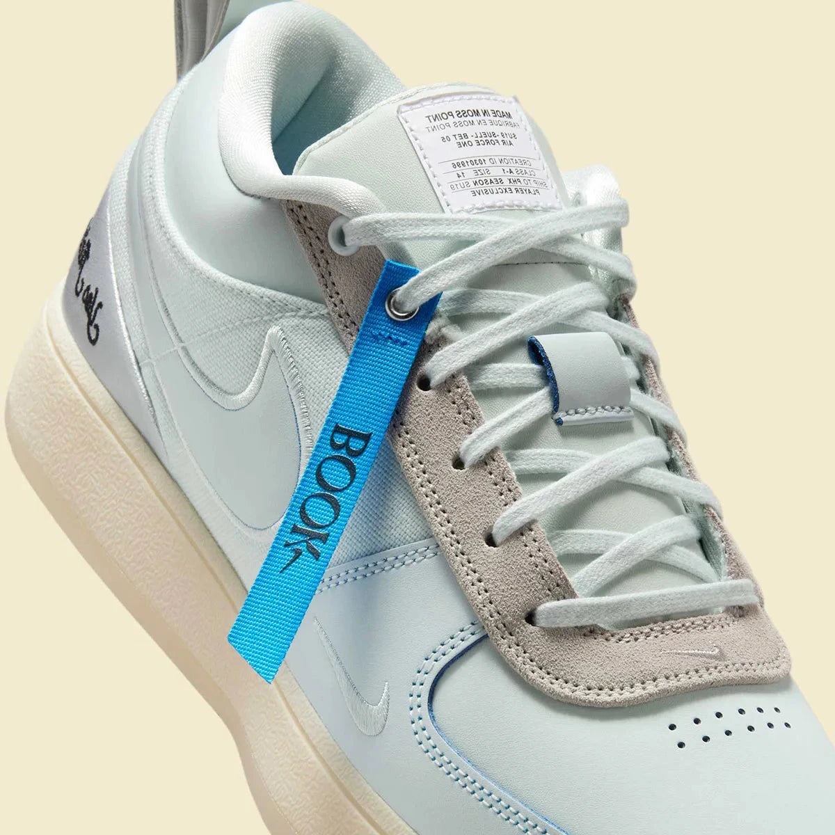 Nike Book 1 Moss Point à silhouette basse, avec tige textile multicouche aux détails contrastés, empiècements structurés, amorti Zoom Air et semelle extérieure adhérente.