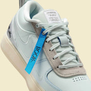 Nike Book 1 Moss Point à silhouette basse, avec tige textile multicouche aux détails contrastés, empiècements structurés, amorti Zoom Air et semelle extérieure adhérente.