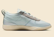 Nike Book 1 Moss Point à silhouette basse, avec tige textile multicouche aux détails contrastés, empiècements structurés, amorti Zoom Air et semelle extérieure adhérente.
