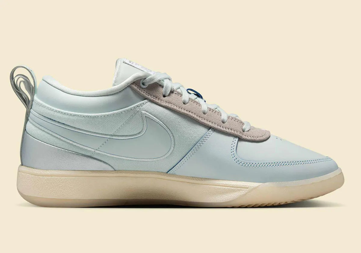 Nike Book 1 Moss Point à silhouette basse, avec tige textile multicouche aux détails contrastés, empiècements structurés, amorti Zoom Air et semelle extérieure adhérente.