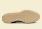 Nike Book 1 Moss Point à silhouette basse, avec tige textile multicouche aux détails contrastés, empiècements structurés, amorti Zoom Air et semelle extérieure adhérente.