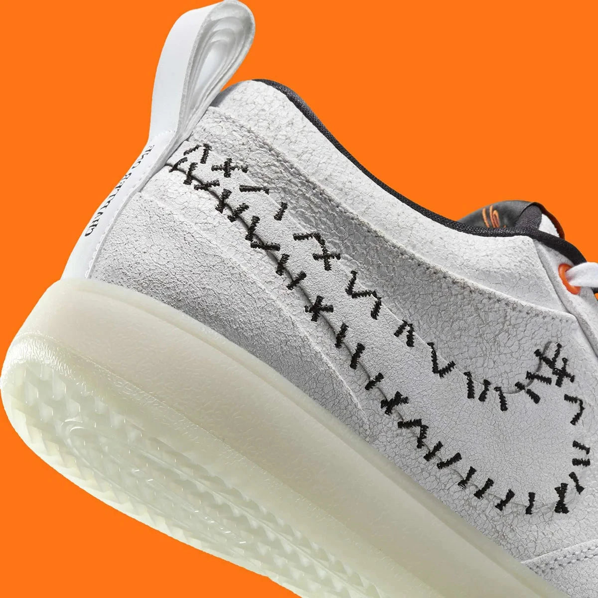 Nike Book 1 The Nightmare Before Christmas à silhouette basse, avec tige multicouche sombre, détails thématiques, amorti Zoom Air et semelle extérieure en caoutchouc adhérente.
