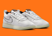 Nike Book 1 The Nightmare Before Christmas à silhouette basse, avec tige multicouche sombre, détails thématiques, amorti Zoom Air et semelle extérieure en caoutchouc adhérente.