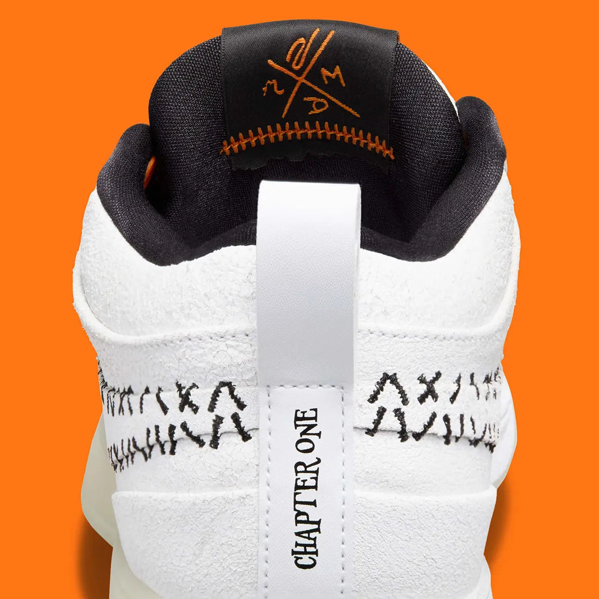 Nike Book 1 The Nightmare Before Christmas à silhouette basse, avec tige multicouche sombre, détails thématiques, amorti Zoom Air et semelle extérieure en caoutchouc adhérente.