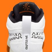Nike Book 1 The Nightmare Before Christmas à silhouette basse, avec tige multicouche sombre, détails thématiques, amorti Zoom Air et semelle extérieure en caoutchouc adhérente.