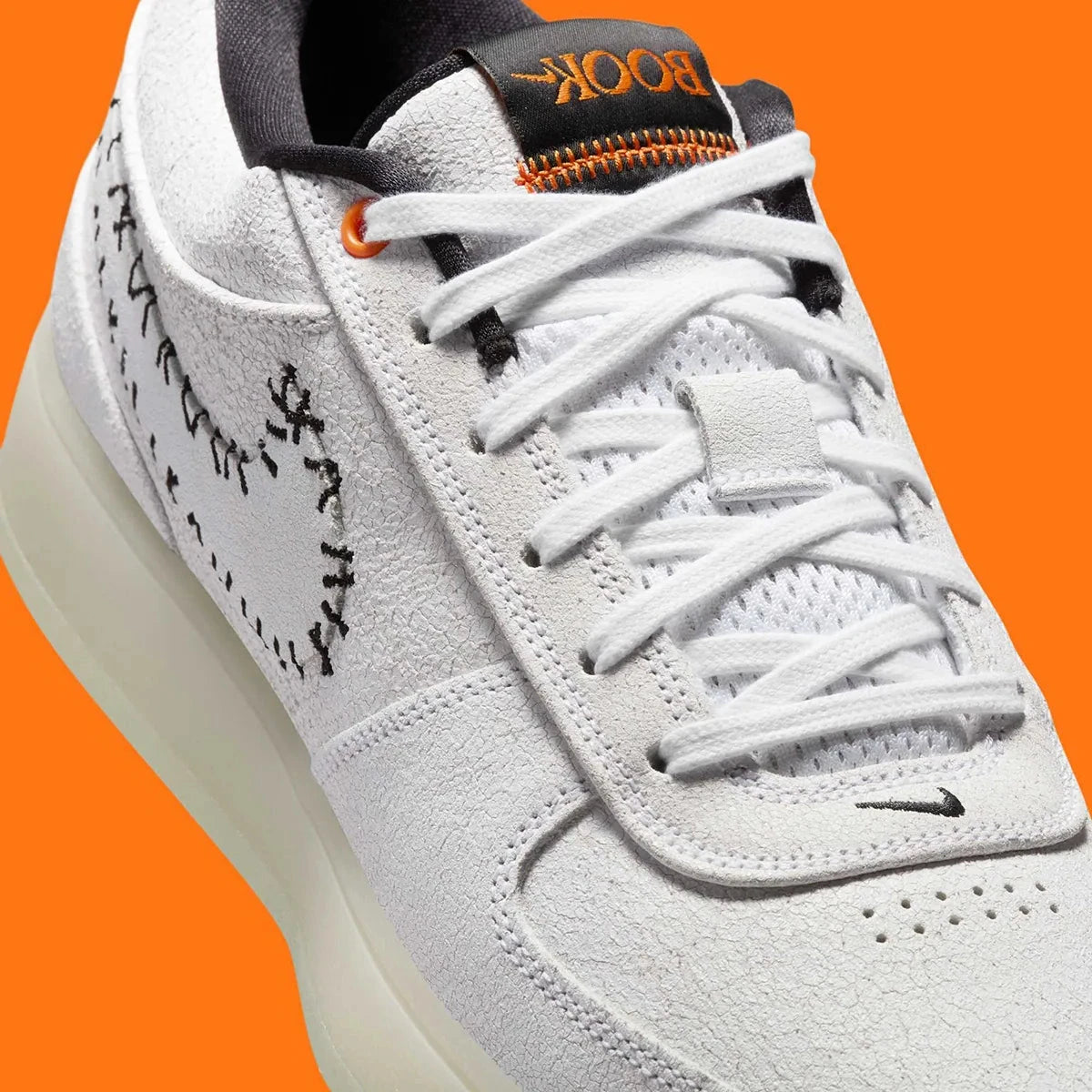 Nike Book 1 The Nightmare Before Christmas à silhouette basse, avec tige multicouche sombre, détails thématiques, amorti Zoom Air et semelle extérieure en caoutchouc adhérente.