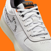 Nike Book 1 The Nightmare Before Christmas à silhouette basse, avec tige multicouche sombre, détails thématiques, amorti Zoom Air et semelle extérieure en caoutchouc adhérente.