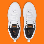 Nike Book 1 The Nightmare Before Christmas à silhouette basse, avec tige multicouche sombre, détails thématiques, amorti Zoom Air et semelle extérieure en caoutchouc adhérente.