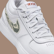 Nike Book 1 Rattlesnake à silhouette basse, avec tige multicouche aux tons naturels, détails texturés inspirés du serpent, amorti Zoom Air et semelle adhérente.