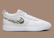 Nike Book 1 Rattlesnake à silhouette basse, avec tige multicouche aux tons naturels, détails texturés inspirés du serpent, amorti Zoom Air et semelle adhérente.