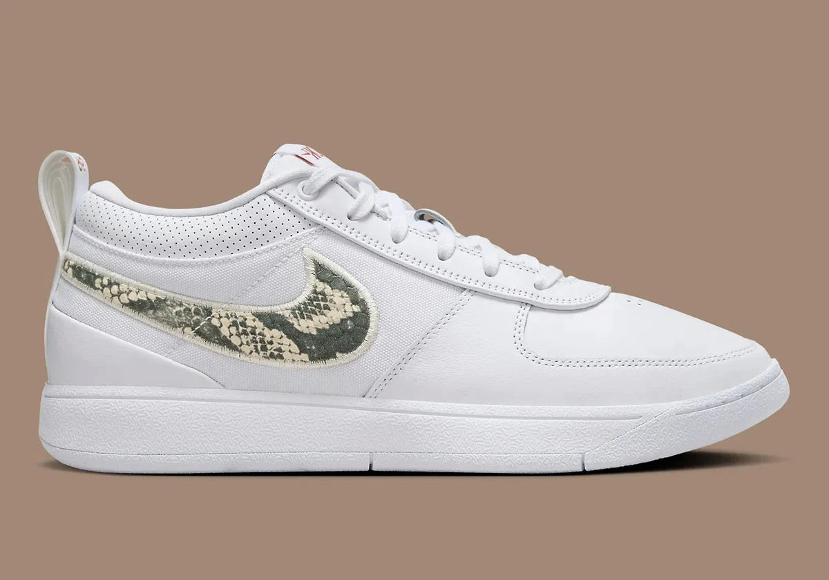 Nike Book 1 Rattlesnake à silhouette basse, avec tige multicouche aux tons naturels, détails texturés inspirés du serpent, amorti Zoom Air et semelle adhérente.