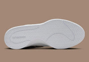 Nike Book 1 Rattlesnake à silhouette basse, avec tige multicouche aux tons naturels, détails texturés inspirés du serpent, amorti Zoom Air et semelle adhérente.