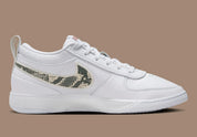 Nike Book 1 Rattlesnake à silhouette basse, avec tige multicouche aux tons naturels, détails texturés inspirés du serpent, amorti Zoom Air et semelle adhérente.